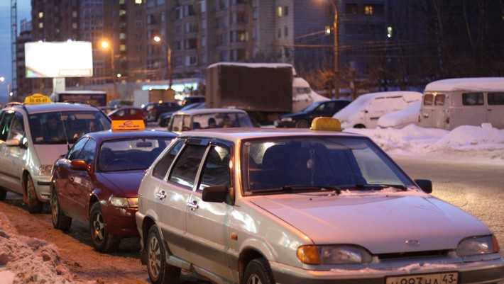 Про кошелек на кладбище, подмену окна и случайное спасение: три удивительные истории от кировских таксистов