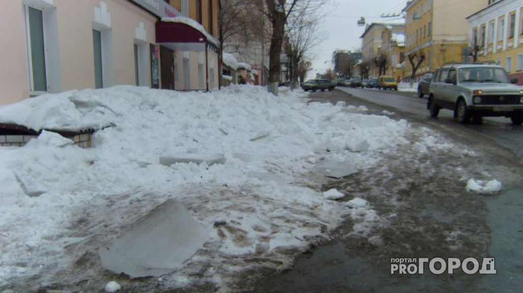 В Кирове на 9-летнего ребенка упал снег: мальчик в больнице