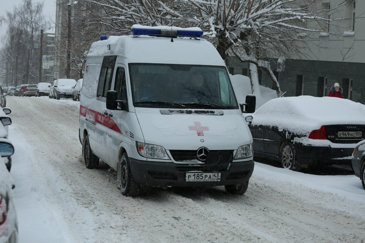 Появилась информация о травмах мальчика, на которого упал снег в Кирове