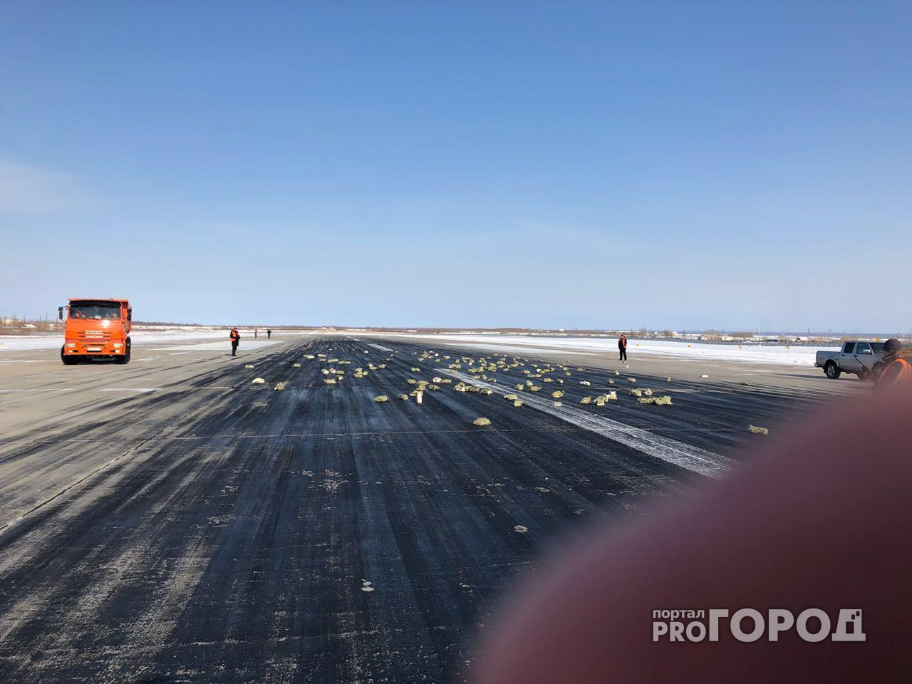 В аэропорту Якутска из самолета выпало около 200 слитков драгоценного металла