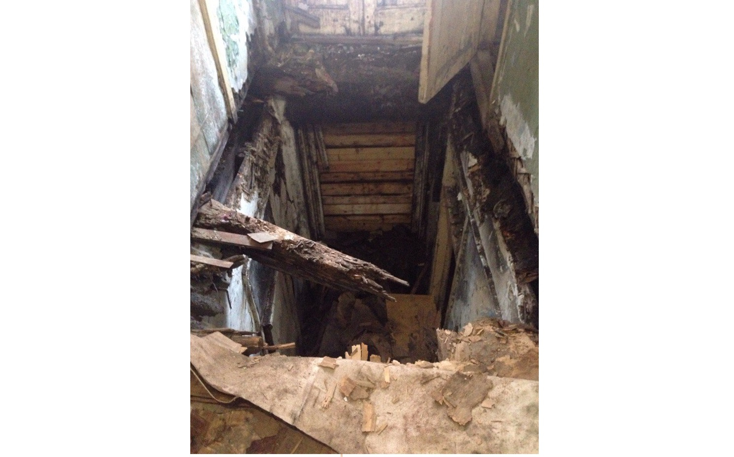 В Кирове в жилом доме обвалился пол второго этажа