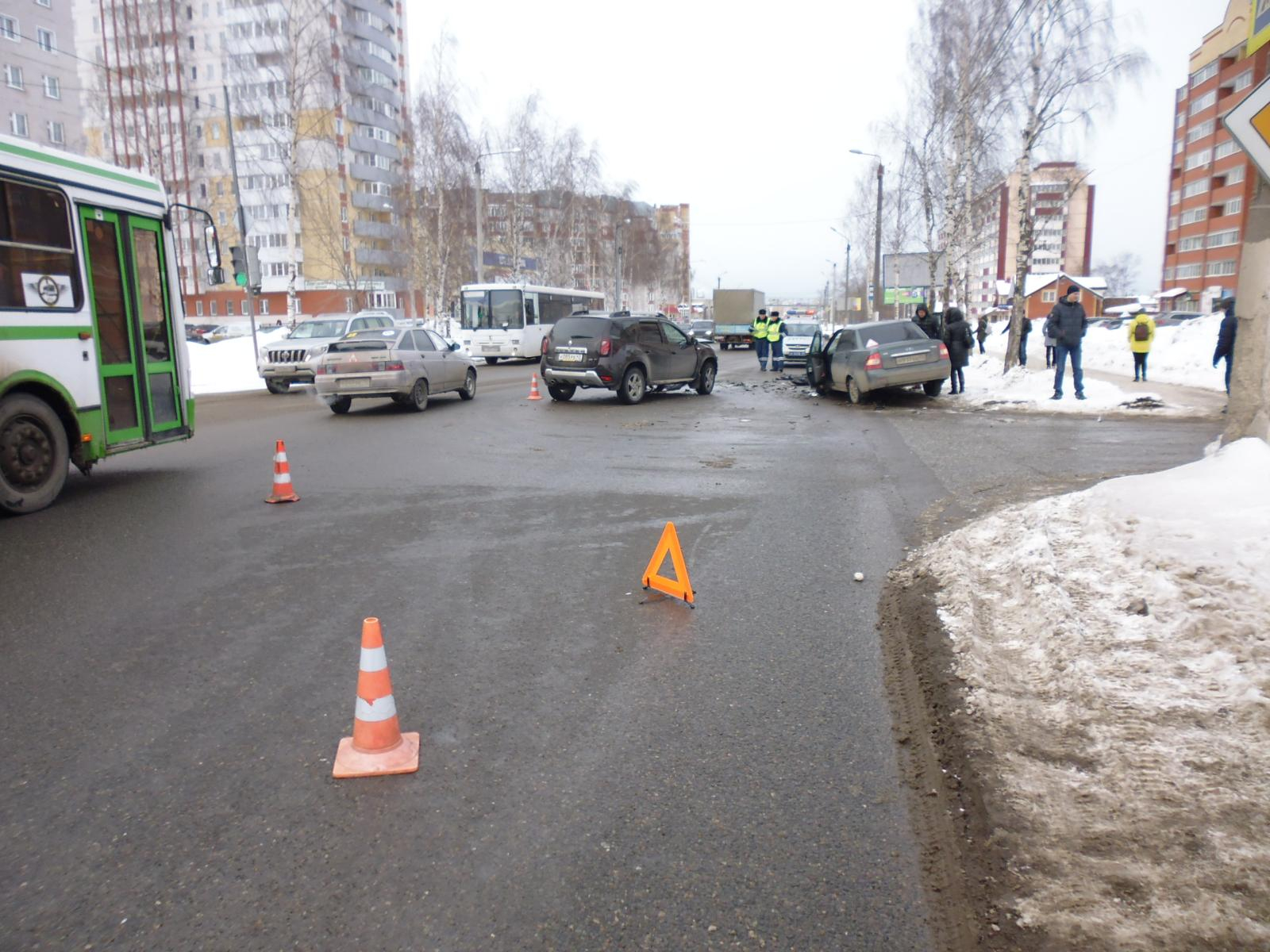 В Кирове водитель иномарки спровоцировал лобовое ДТП с пострадавшими