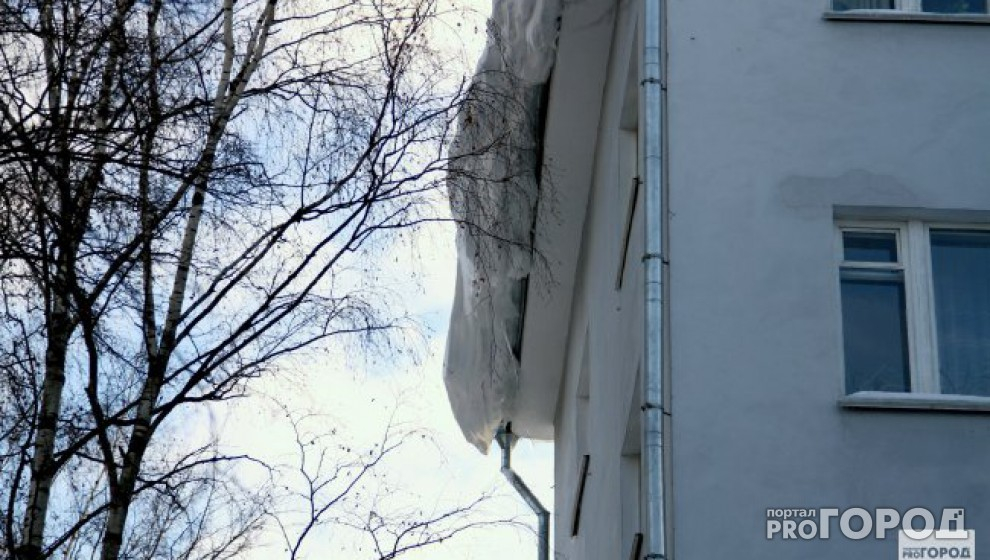 В Сети появилась информация о падении снега на людей с крыши кировского вуза