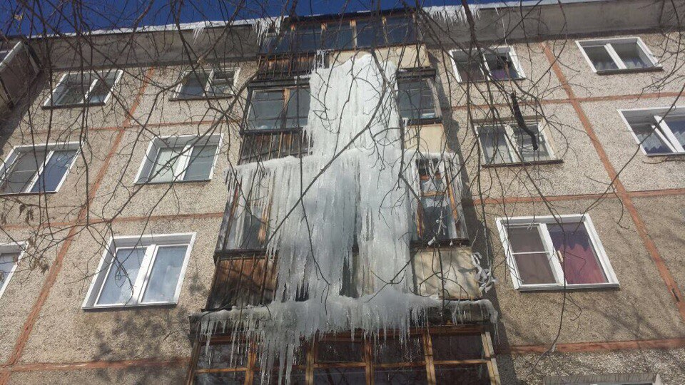 В Кирове с дома начали убирать сосульку длиной в три этажа
