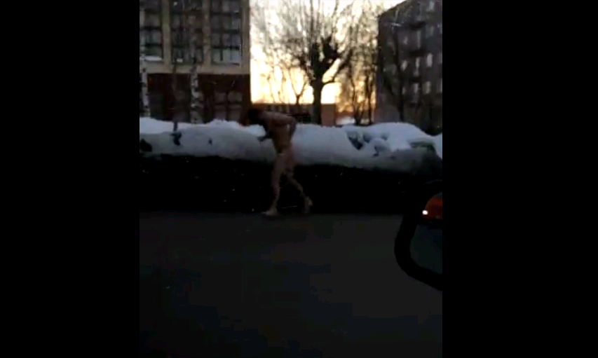 Странные дела на улицах Кирова: голый мужчина и ребенок на поводке