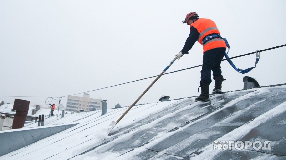 В Кирове с крыши упал рабочий, который чистил ее без страховки