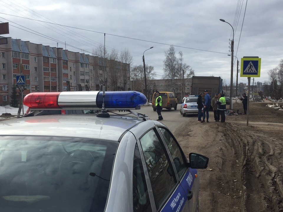 Появились фото с места смертельной аварии в Кирове