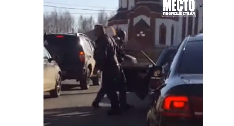 Драка водителей в Кирове: мужчина брызнул обидчику в лицо из газового баллончика