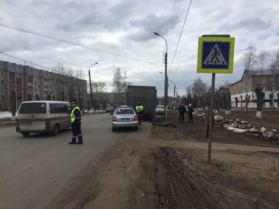 В Кирове водитель грузовика насмерть сбил женщину: личность погибшей не установлена