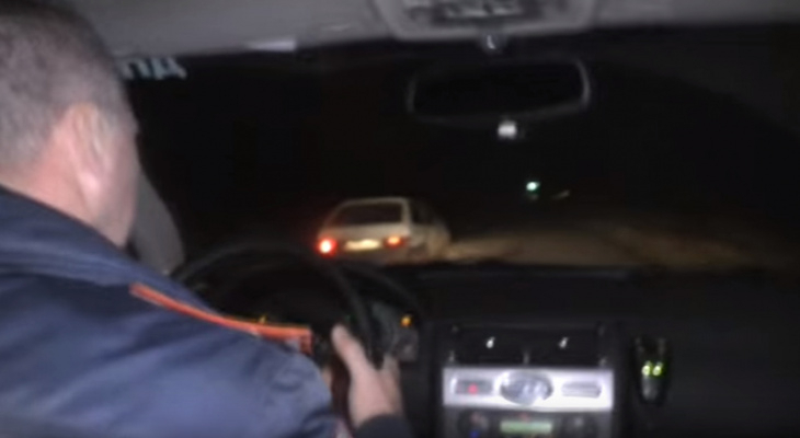 Погоня под Кировом: автомобиль с пьяным водителем за рулем остановили стрельбой