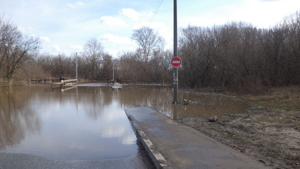 Паводок в Кирове: вода уже затопила несколько дорог