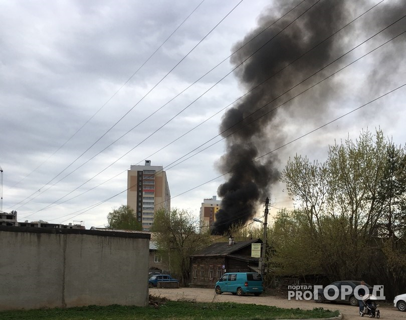 Горит дом на улице Хлыновской: столб черного дыма виден даже от ЦУМа