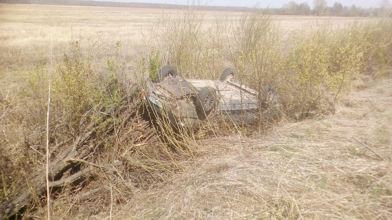 В Кировской области пьяный бесправник за рулем ВАЗа перевернулся на трассе