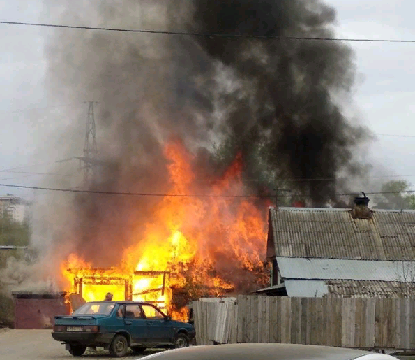 Пожар на улице Хлыновской: огонь перекинулся на гараж с машиной