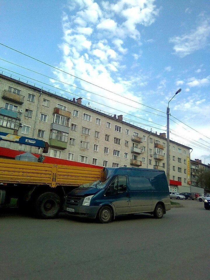 В Кирове Ford въехал в стоящий КамАЗ: фургоном управлял пьяный водитель