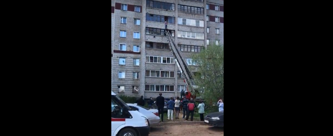В МВД рассказали о полицейских, которые спасли повисшего на балконе ребенка