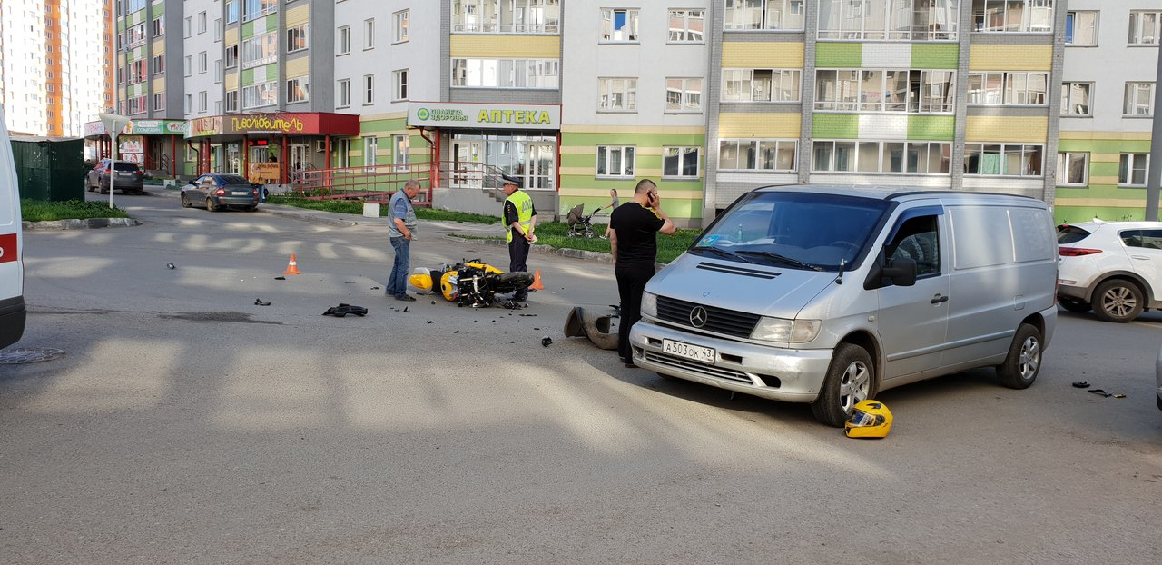 Видео: в Кирове мотоциклист после ДТП залетел под Mercedes-Benz