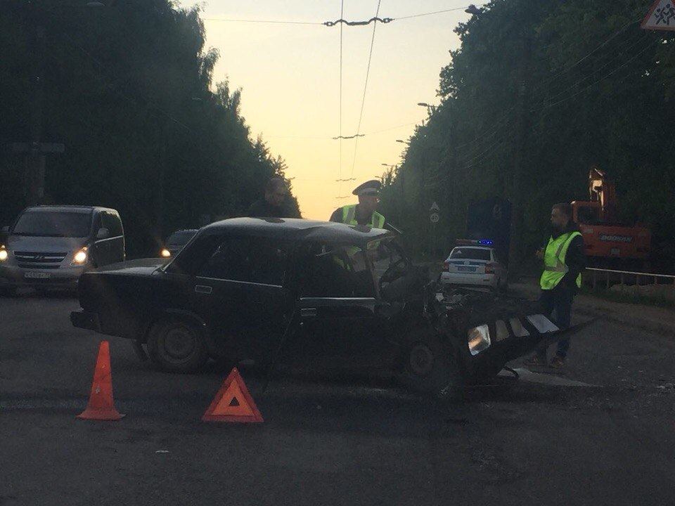 Видео: в Кирове на высокой скорости столкнулись Subaru и «ВАЗ»