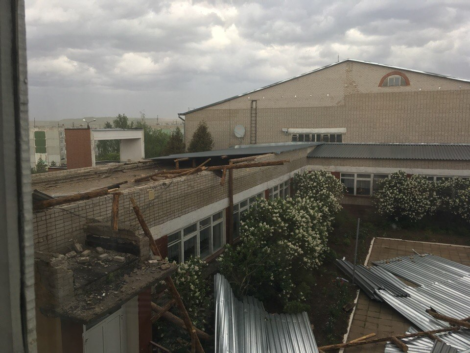 В Кировской области со здания школы во время уроков ветром сорвало крышу