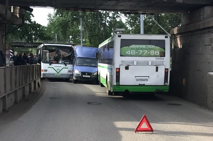 "Газель" застряла между двумя автобусами под мостами в Кирове