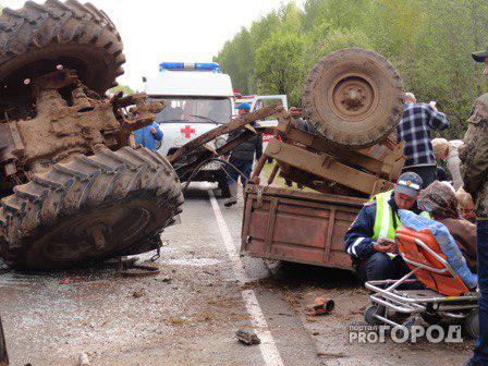В Кировской области Volkswagen врезался в трактор: пострадали шесть человек