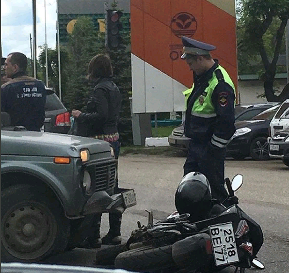 Водитель аварийной службы сбил девушку на мотоцикле в Кирове