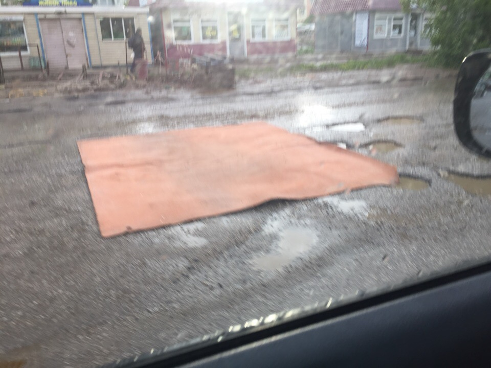 На Упита водители застелили ямы на дороге широким ковром