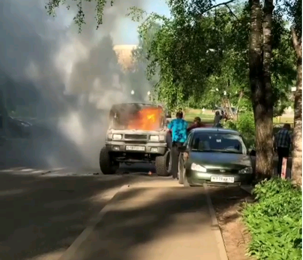 Видео: на улице Конева во время движения вспыхнул УАЗ