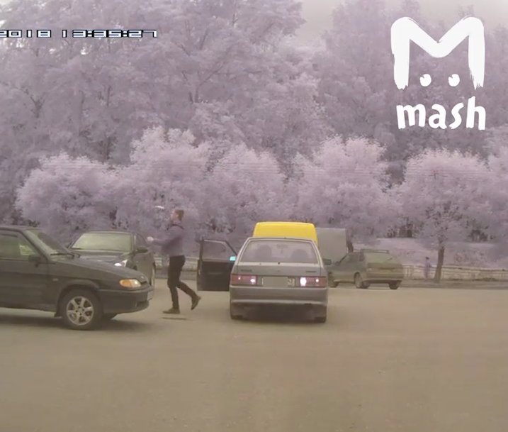 Видео: в Кирове водитель проучил другого водителя и выкинул его телефон