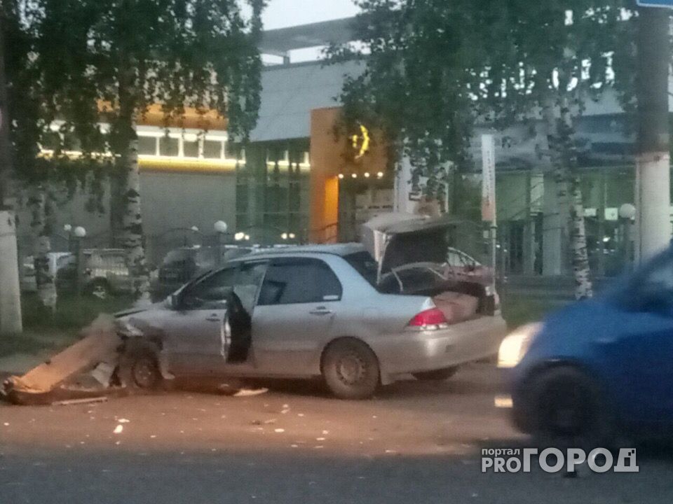 В Кирове столкнулись иномарки: от удара авто раскидало по дороге