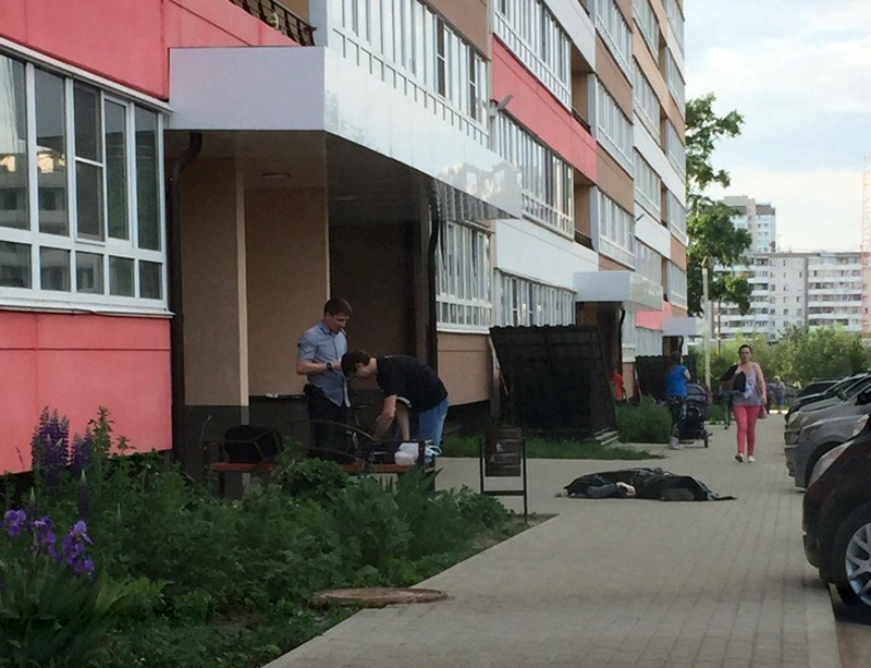В районе Зонального института у новостройки лежит труп