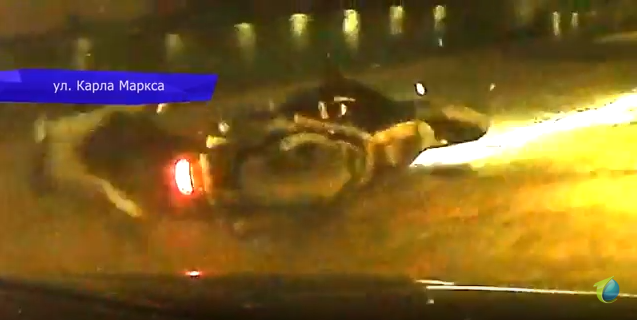 На видео попал момент, как в Кирове водитель и пассажирка перевернулись на мотоцикле