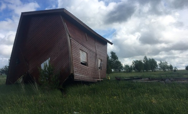 В Кировской области сильным порывом ветра снесло деревянный дом