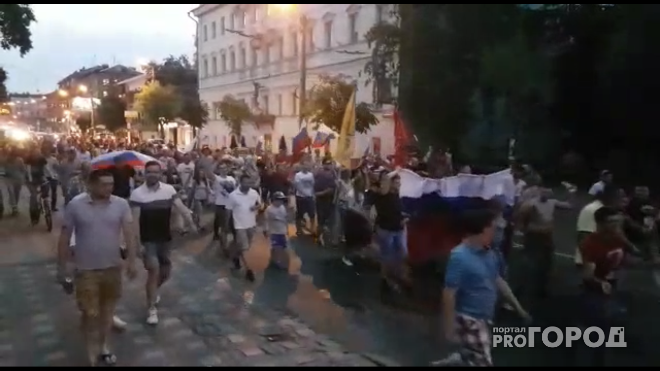 Видео: болельщики устроили стихийное шествие по центральной улице Кирова