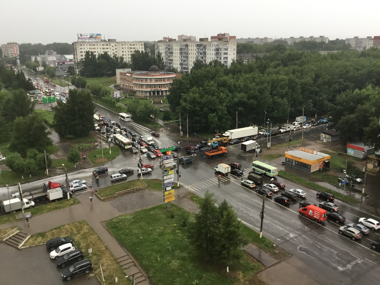 В Кирове на одном из самых оживленных перекрестков третий день не работает светофор
