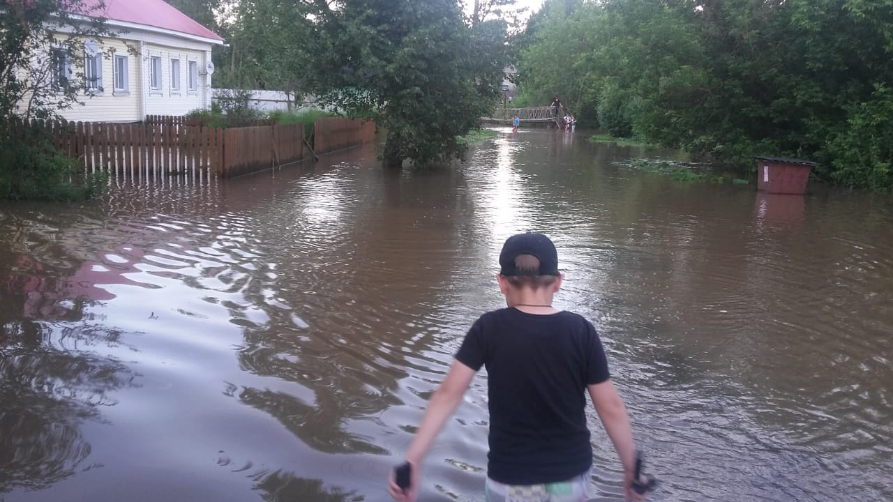 Фоторепортаж: в Кировской области из-за сильных ливней полностью затопило поселок