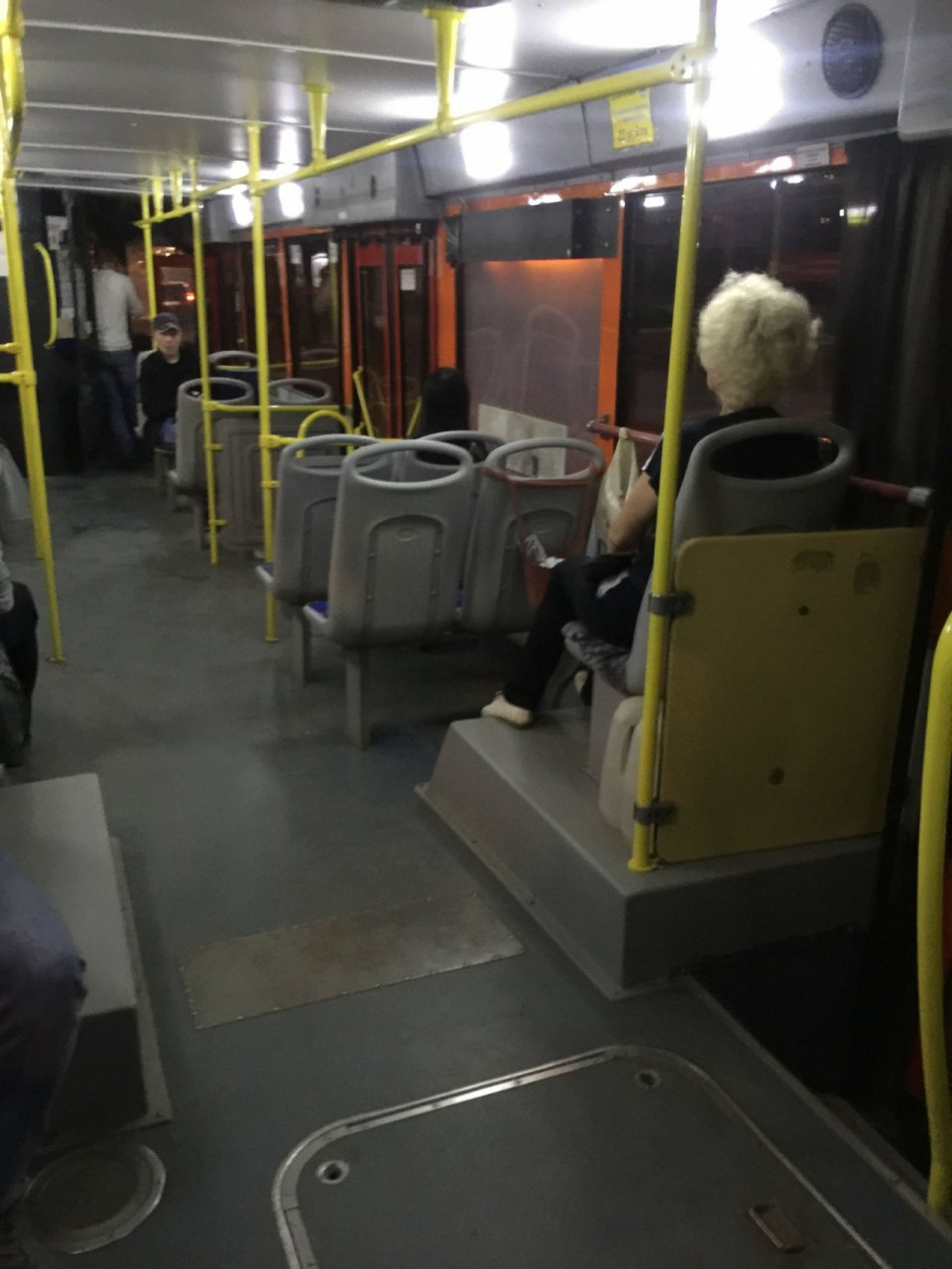 Водитель автобуса № 1 в Кирове устроил ночную дискотеку с пассажирами