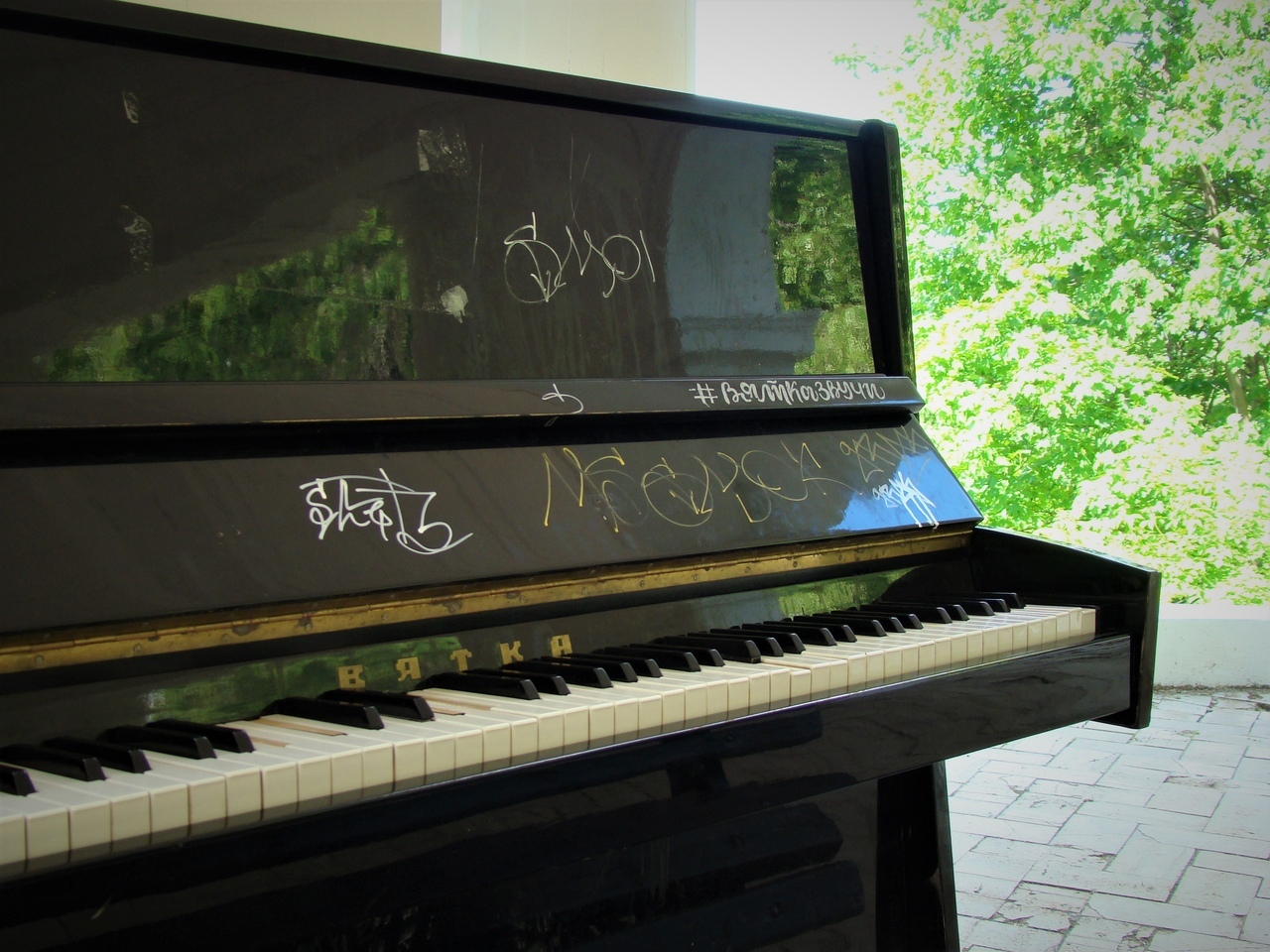Вандалы сломали новое пианино в ротонде Александровского сада