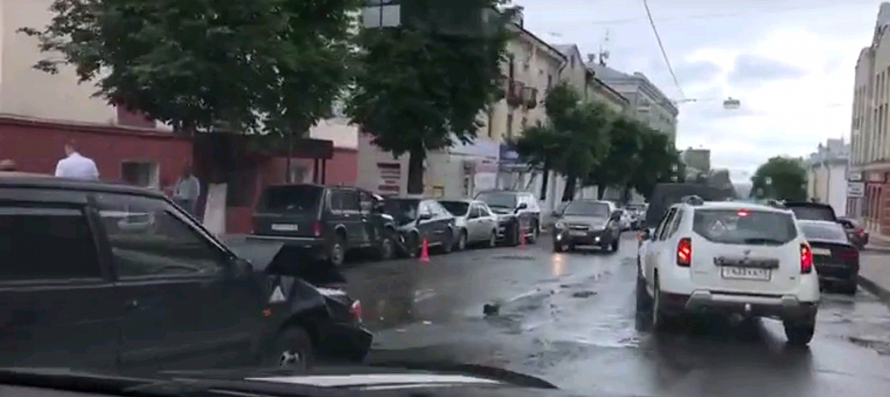 Массовое ДТП в Кирове: у Театральной площади столкнулись пять машин