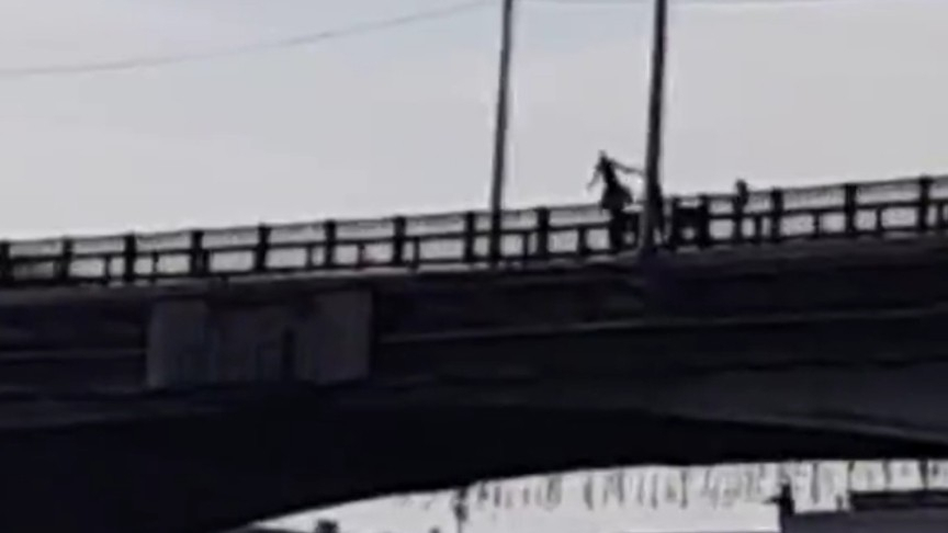 В Кирове со старого моста в реку прыгнули двое мужчин