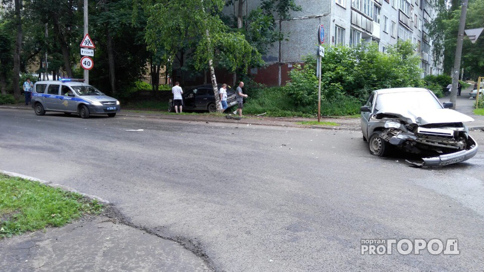 В центре Кирова столкнулись «ВАЗ» и Opel: есть пострадавшие