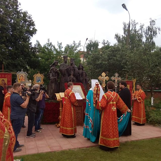 В Кирове состоялось торжественное открытие памятника царской семье