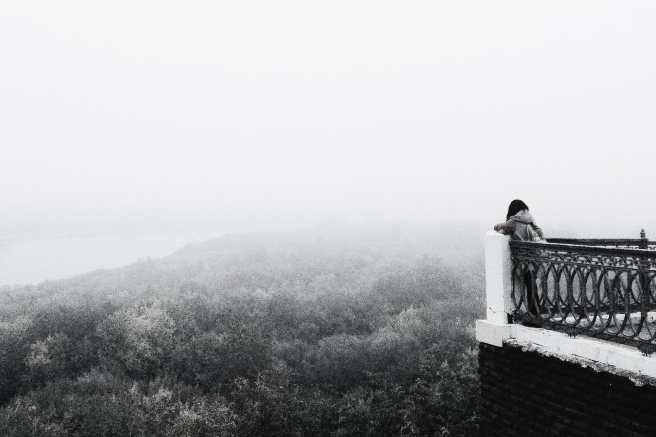 10 черно-белых фотографий Кирова: пустынная Театралка, одинокие прогулки и туман