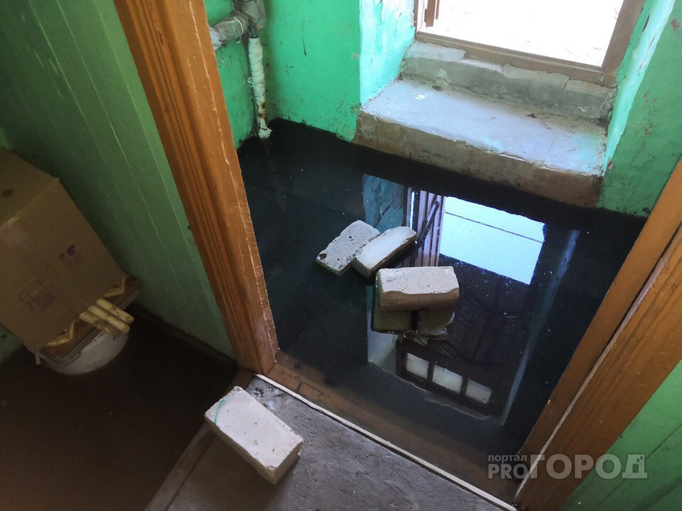В Стрижах многоквартирный дом затопило нечистотами