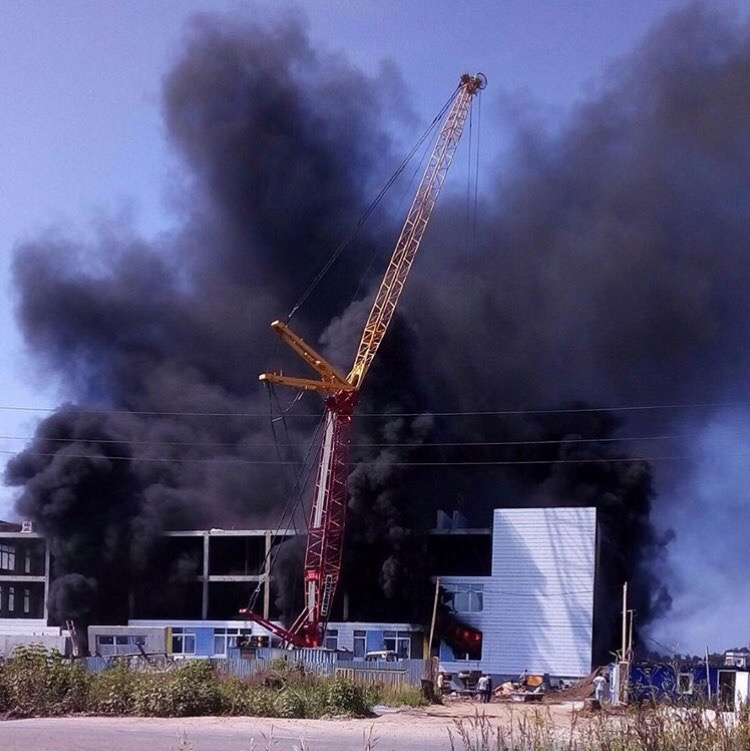«Над домами повис черный едкий дым»: в Зуевке горит здание недостроенной школы