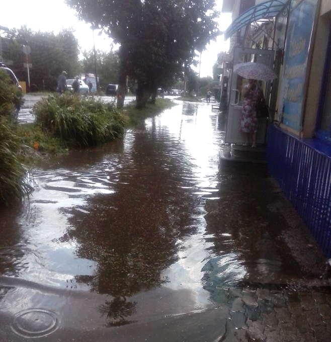 В Нолинске после дождя центральные улицы ушли под воду
