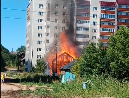 Видео: в Кирове рядом с новостройками вспыхнул деревянный дом