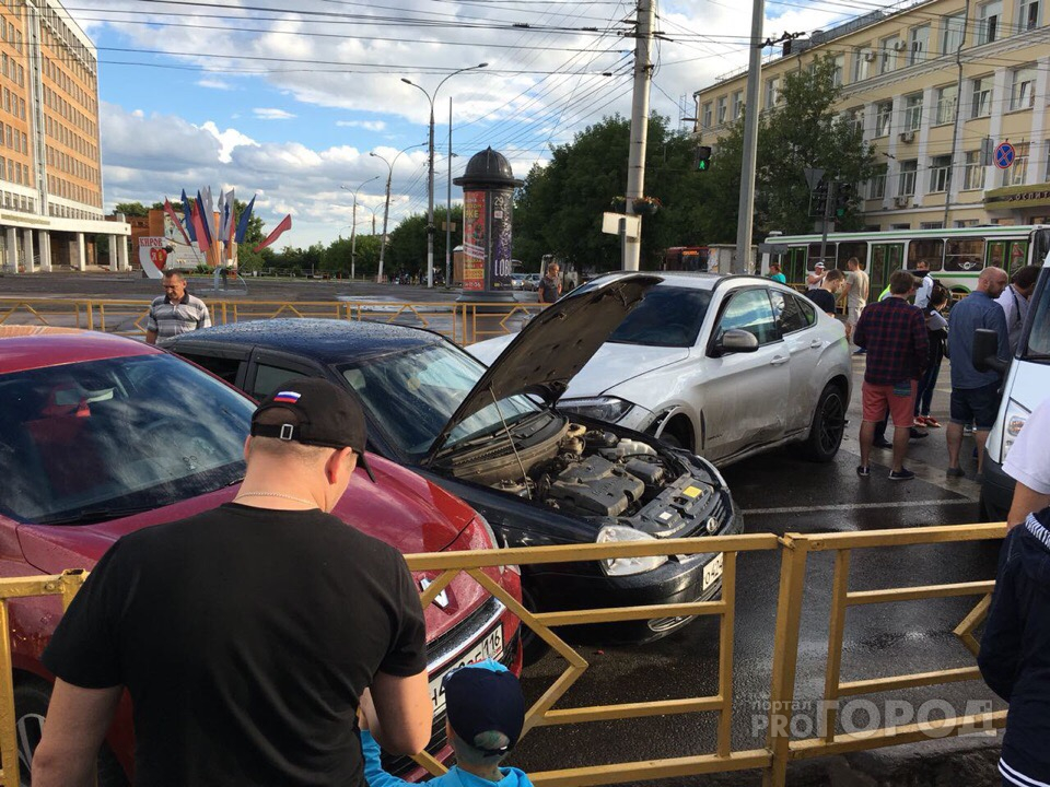 У администрации Кирова столкнулись 5 машин