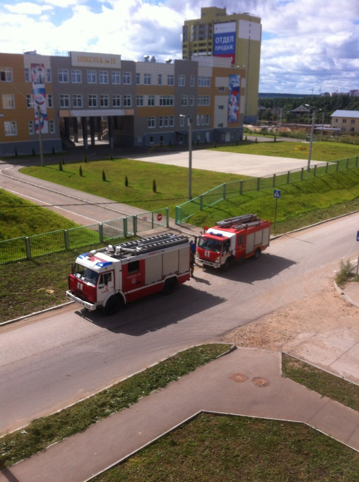 К новой школе на Зональном приехали несколько пожарных машин и автолестница