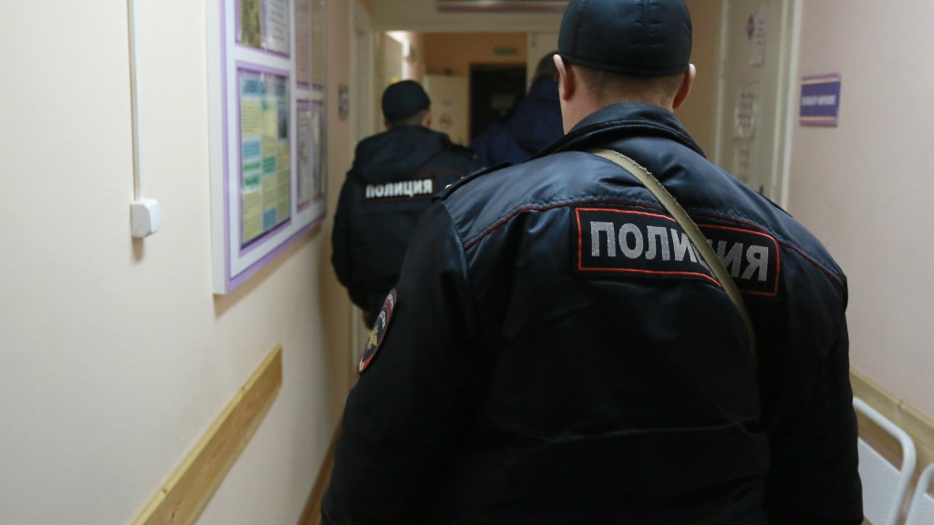 В Кировской области участковый полицейский избил мужчину и запер в отделе